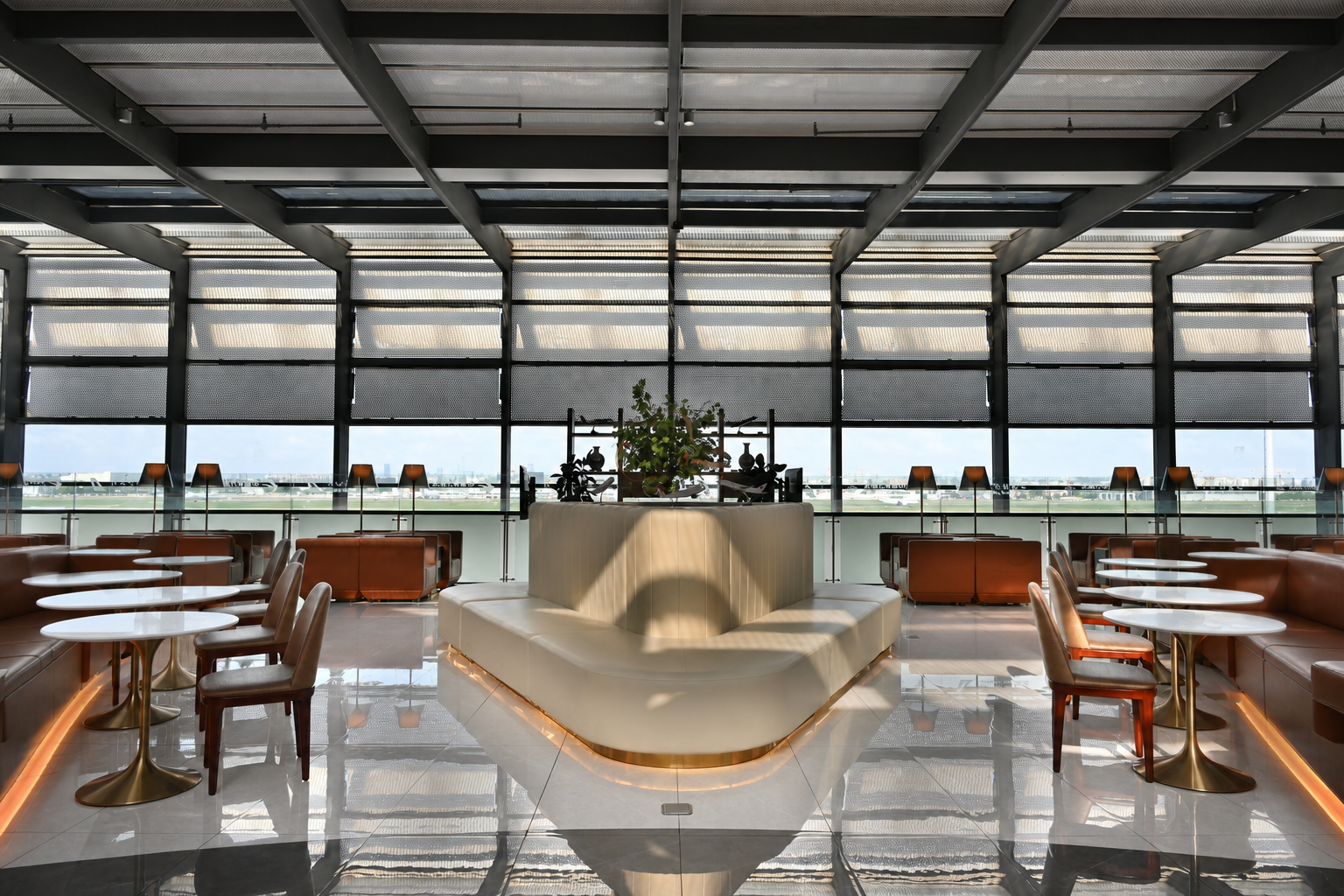 东航V28贵宾室(T2国内) business lounge at Shanghai Hongqiao International Airport (SHA)