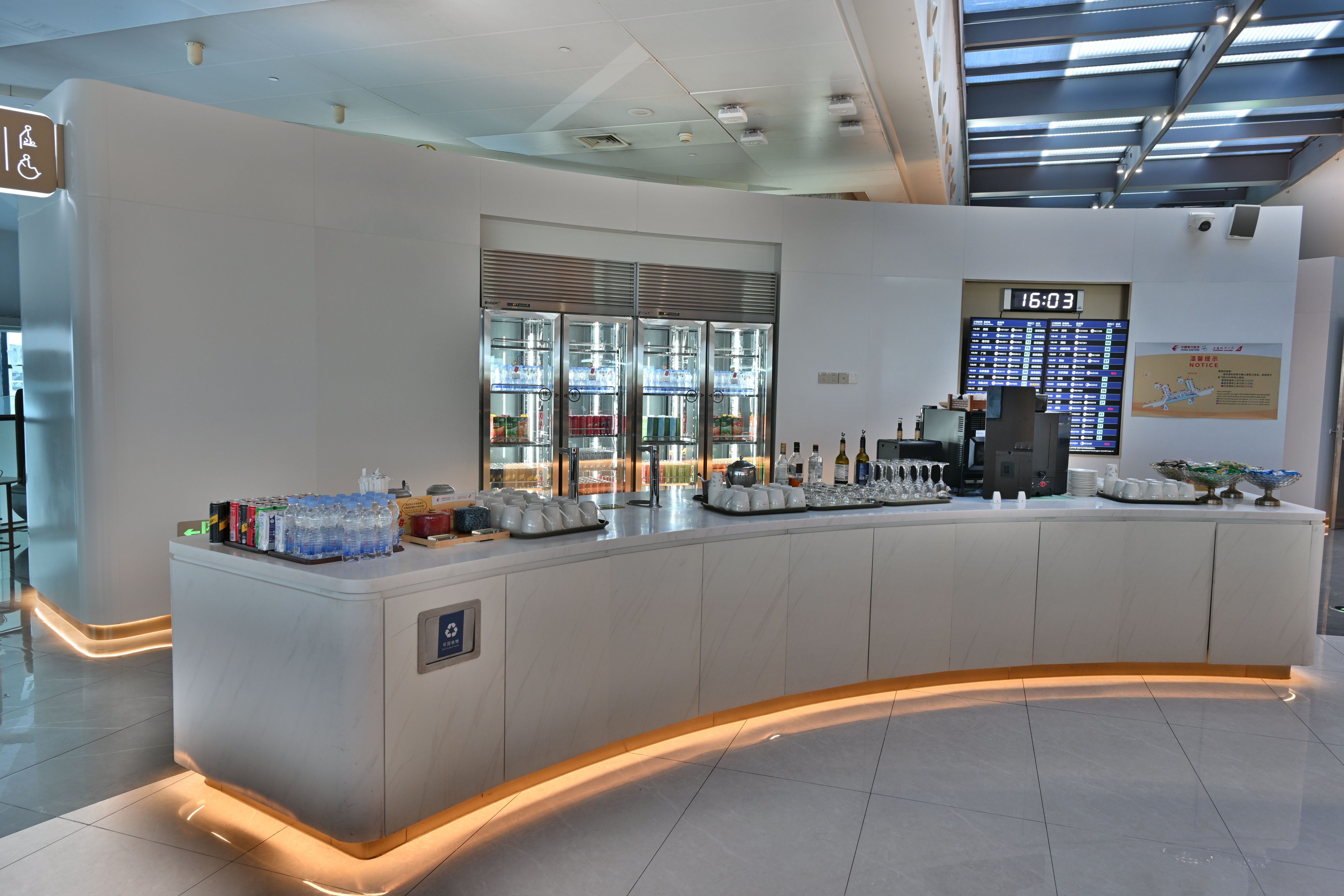 东航V28贵宾室(T2国内) business lounge at Shanghai Hongqiao International Airport (SHA)