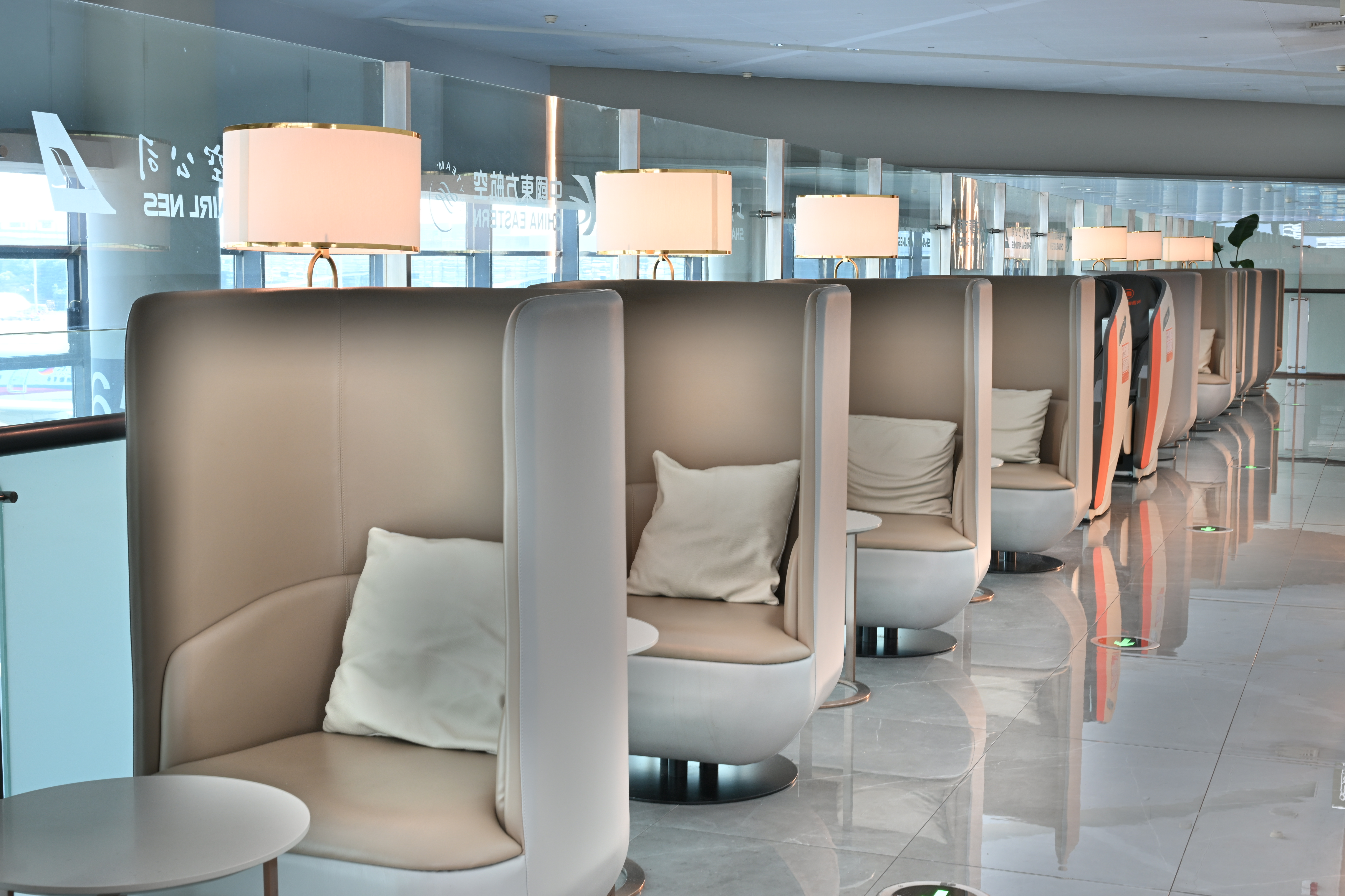 东航V28贵宾室(T2国内) business lounge at Shanghai Hongqiao International Airport (SHA)